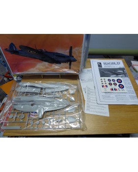 HOBBY CRAFT HC 1529, CHANCE VOUGHT FG - 1D CORSAIR version d'après guerre Neuf BO 1/48