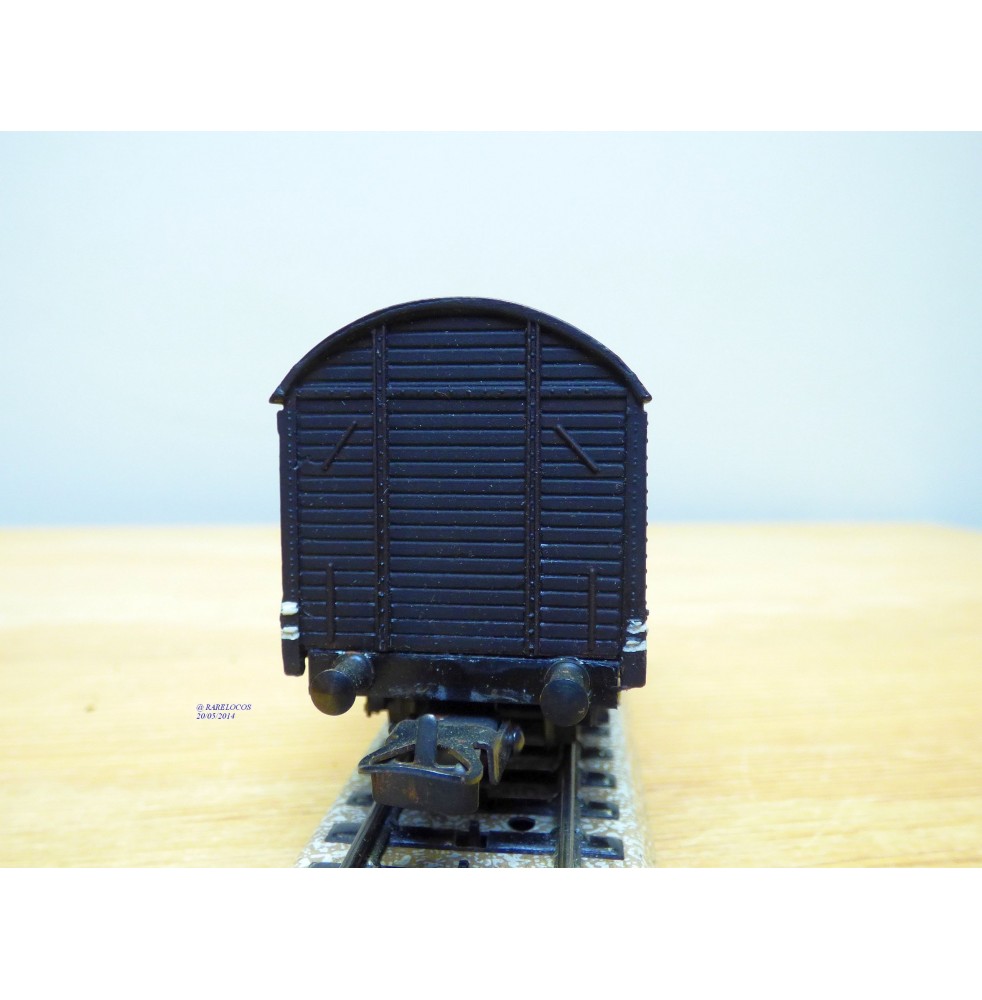 Le wagon couvert deux essieux en miniature par Lima au H0 HO miniatures