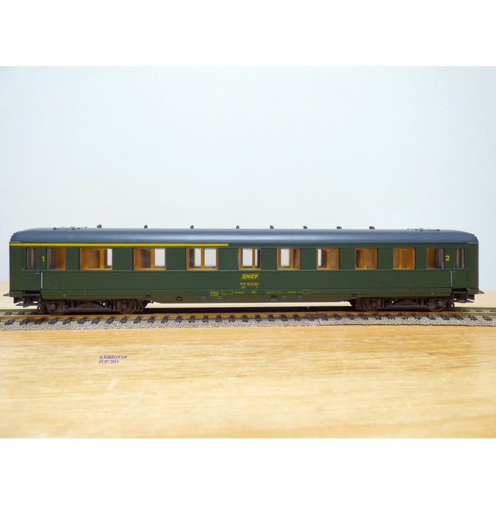 LILIPUT  832 70,  voiture  mixte 1/2 Cl. dite à jupes ( ex Schürzenwagen DR )  SNCF neuf  BO