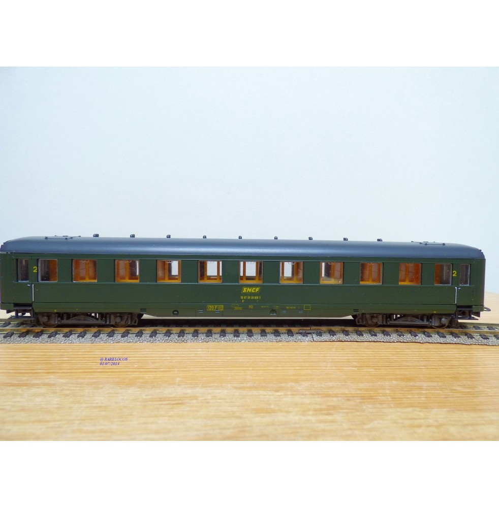 LILIPUT  833 70,  voiture 2 Cl. dite à jupes ( ex Schürzenwagen DR )  SNCF neuf  BO