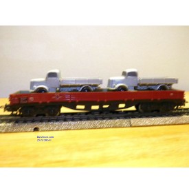 Märklin 4515 . 3,  wagon plat à bogies chargé de 2 camions Mercedes 3500 gris DB  BO