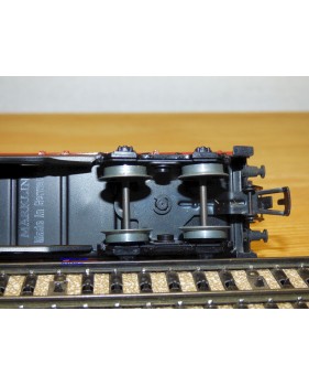Märklin 4515 . 3,  wagon plat à bogies chargé de 2 camions Mercedes 3500 gris DB  BO