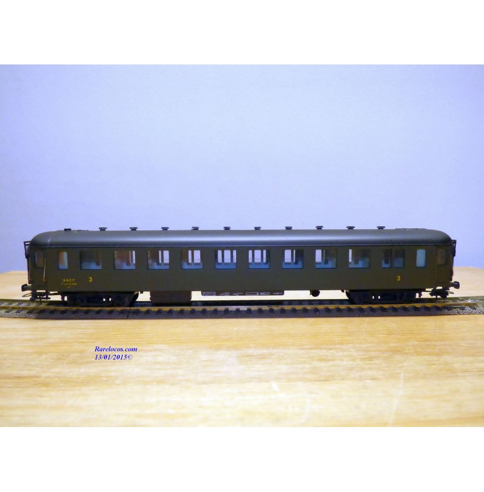 France Trains  226, voiture OCEM à flancs lissesdite inox  à portes sanitaires C 10 SNCF  BO