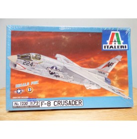 ITALERI 1230, chasseur embarqué Chance-Vought F-8 "Crusader" US Navy / AERONAVALE  BO  Neuf   1/72