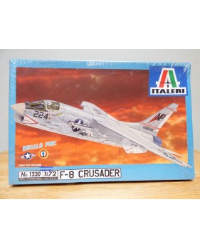 ITALERI 1230, chasseur embarqué Chance-Vought F-8 "Crusader" US Navy / AERONAVALE  BO  Neuf   1/72