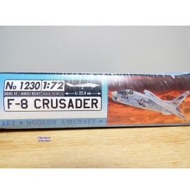 ITALERI 1230, chasseur embarqué Chance-Vought F-8 "Crusader" US Navy / AERONAVALE  BO  Neuf   1/72