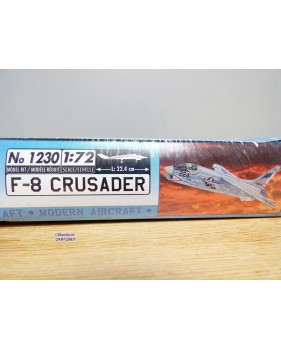 ITALERI 1230, chasseur embarqué Chance-Vought F-8 "Crusader" US Navy / AERONAVALE  BO  Neuf   1/72