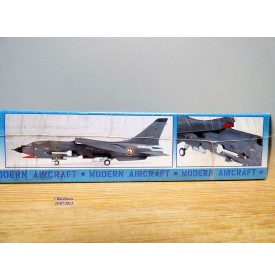 ITALERI 1230, chasseur embarqué Chance-Vought F-8 "Crusader" US Navy / AERONAVALE  BO  Neuf   1/72