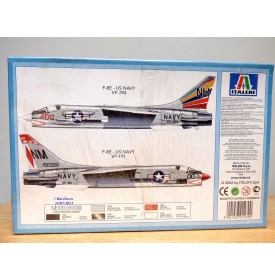ITALERI 1230, chasseur embarqué Chance-Vought F-8 "Crusader" US Navy / AERONAVALE  BO  Neuf   1/72