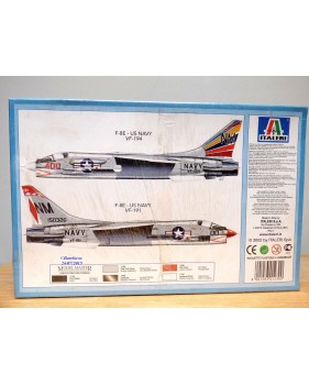 ITALERI 1230, chasseur embarqué Chance-Vought F-8 "Crusader" US Navy / AERONAVALE  BO  Neuf   1/72
