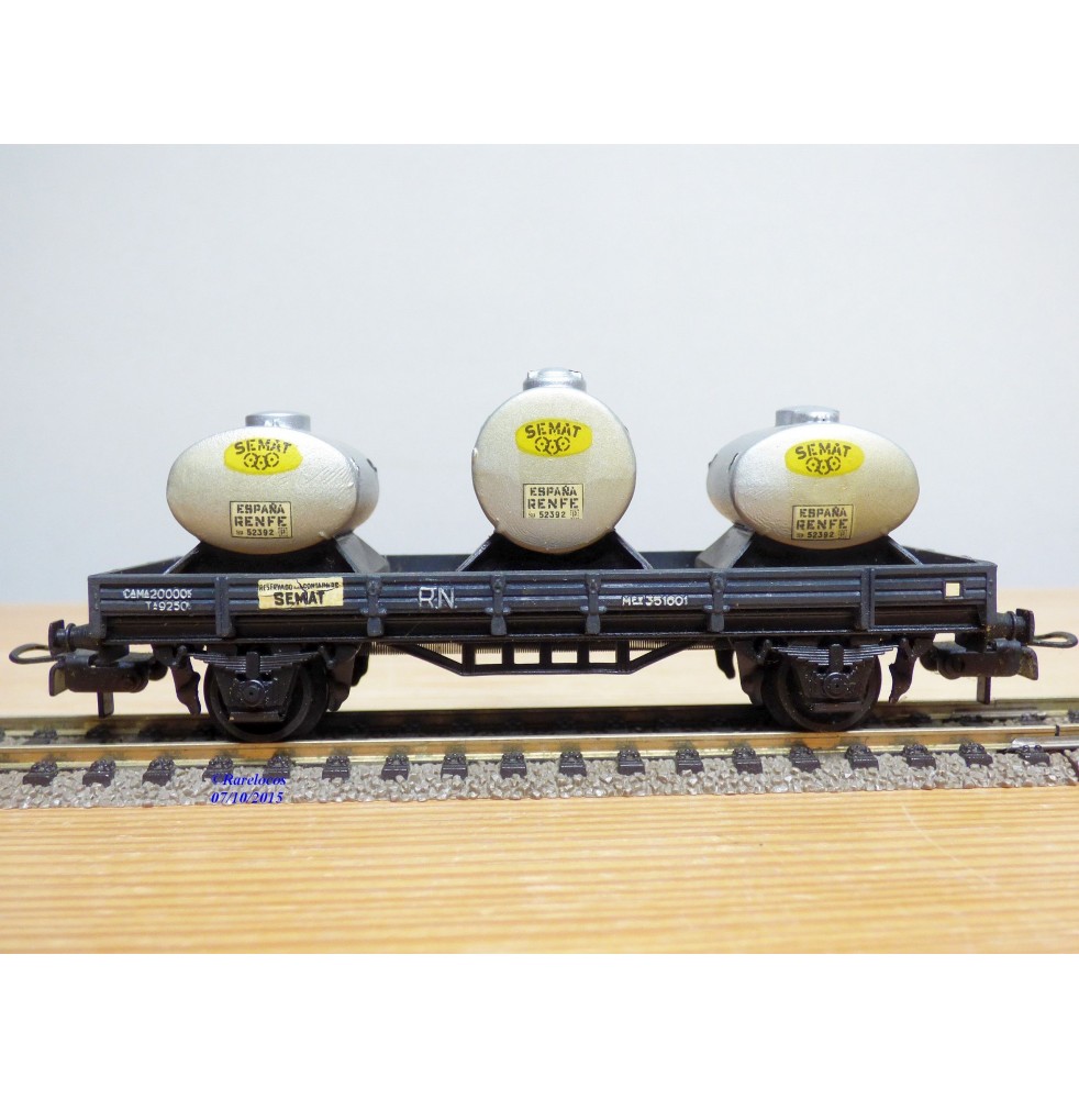 ELECTROTREN  1004,  wagon plat chargé de 3 citernes SEMAT  RENFE  BO