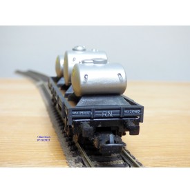 ELECTROTREN  1004,  wagon plat chargé de 3 citernes SEMAT  RENFE  BO