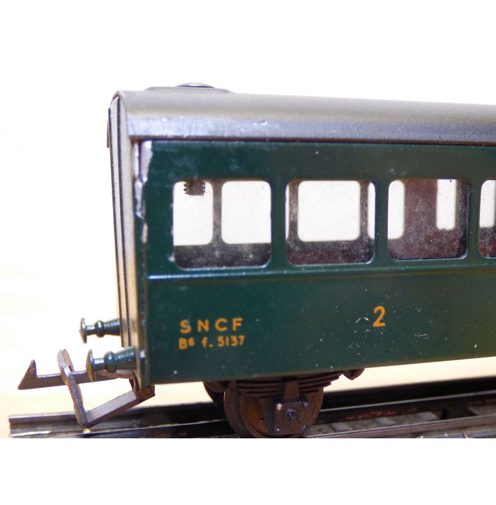 La voiture voyageurs 2e classe a 3 essieux en miniature de CPMR au HO