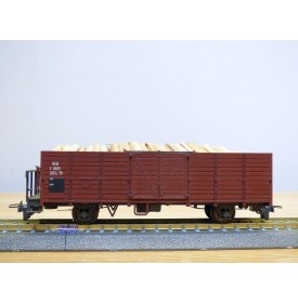 BEMO 2251 109, wagon tombereau  type E  N° 6609  RhB   chargement de bois et feu de fin de convoi.
