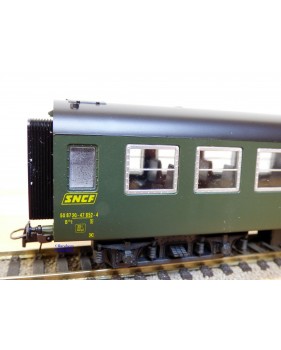 ROCO 4222A, / 44270,    voiture banlieue type B10 t dite Bruhat  2 Cl. SNCF BO