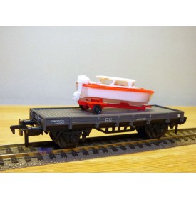 ELECTROTREN  1017, wagon plat chargé d' un canot hors bord sur remorque    RENFE  BO