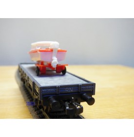 ELECTROTREN  1017, wagon plat chargé d' un canot hors bord sur remorque    RENFE  BO