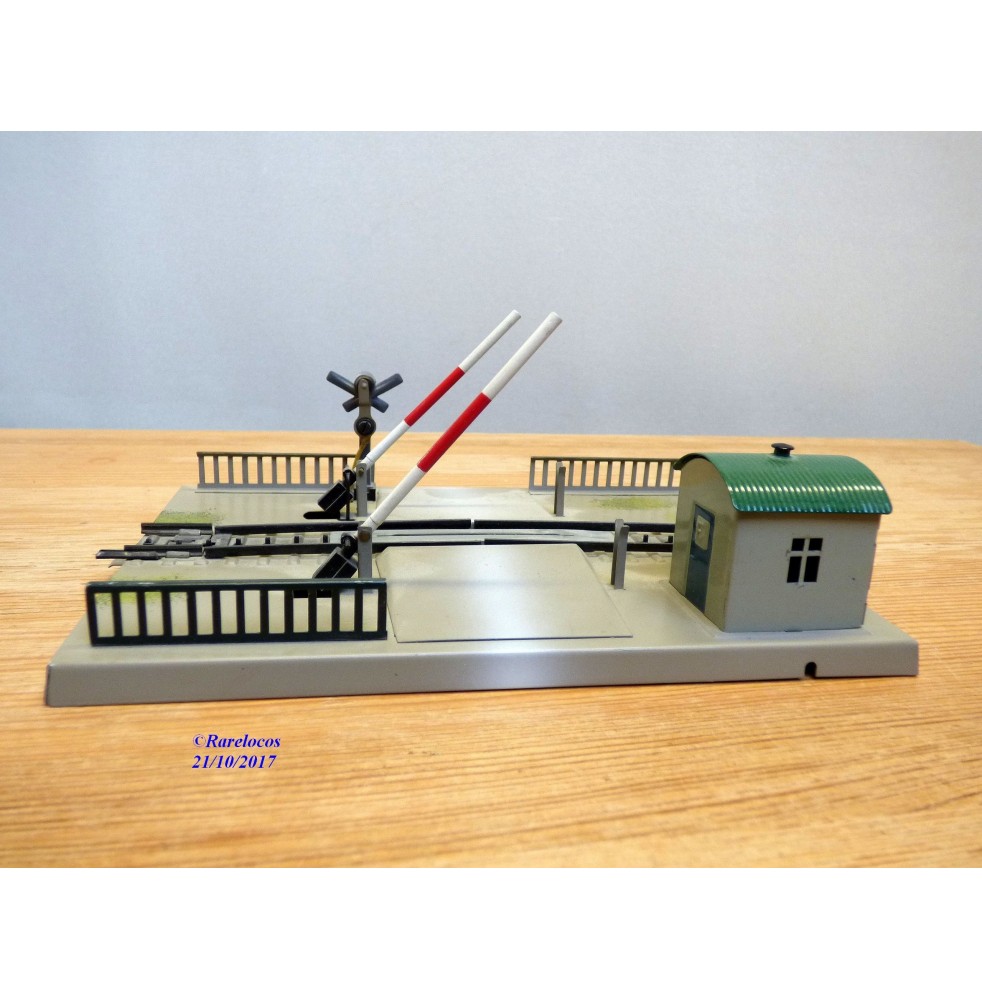 Märklin 457, passage à niveau mécanique avec feu rouge  BO