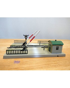 Märklin 457, passage à niveau mécanique avec feu rouge  BO