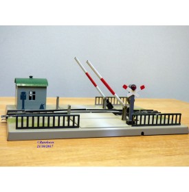Märklin 457, passage à niveau mécanique avec feu rouge  BO