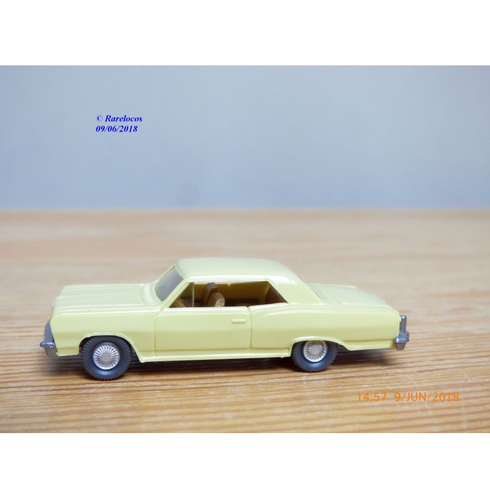 WIKING  22m ,  Chevrolet 22 m  jaune paille    1/87   HO