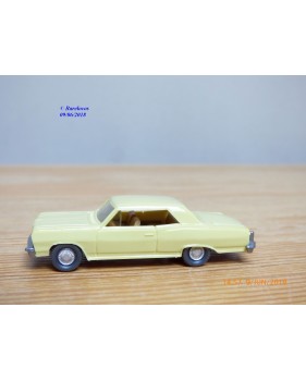 WIKING  22m ,  Chevrolet 22 m  jaune paille    1/87   HO