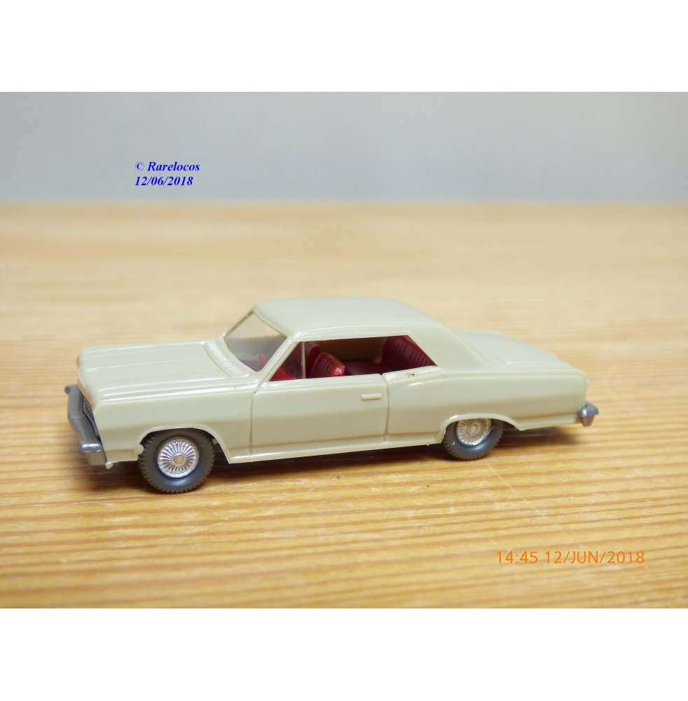 WIKING  22m ,  Chevrolet 22 m  beige  1/87   HO