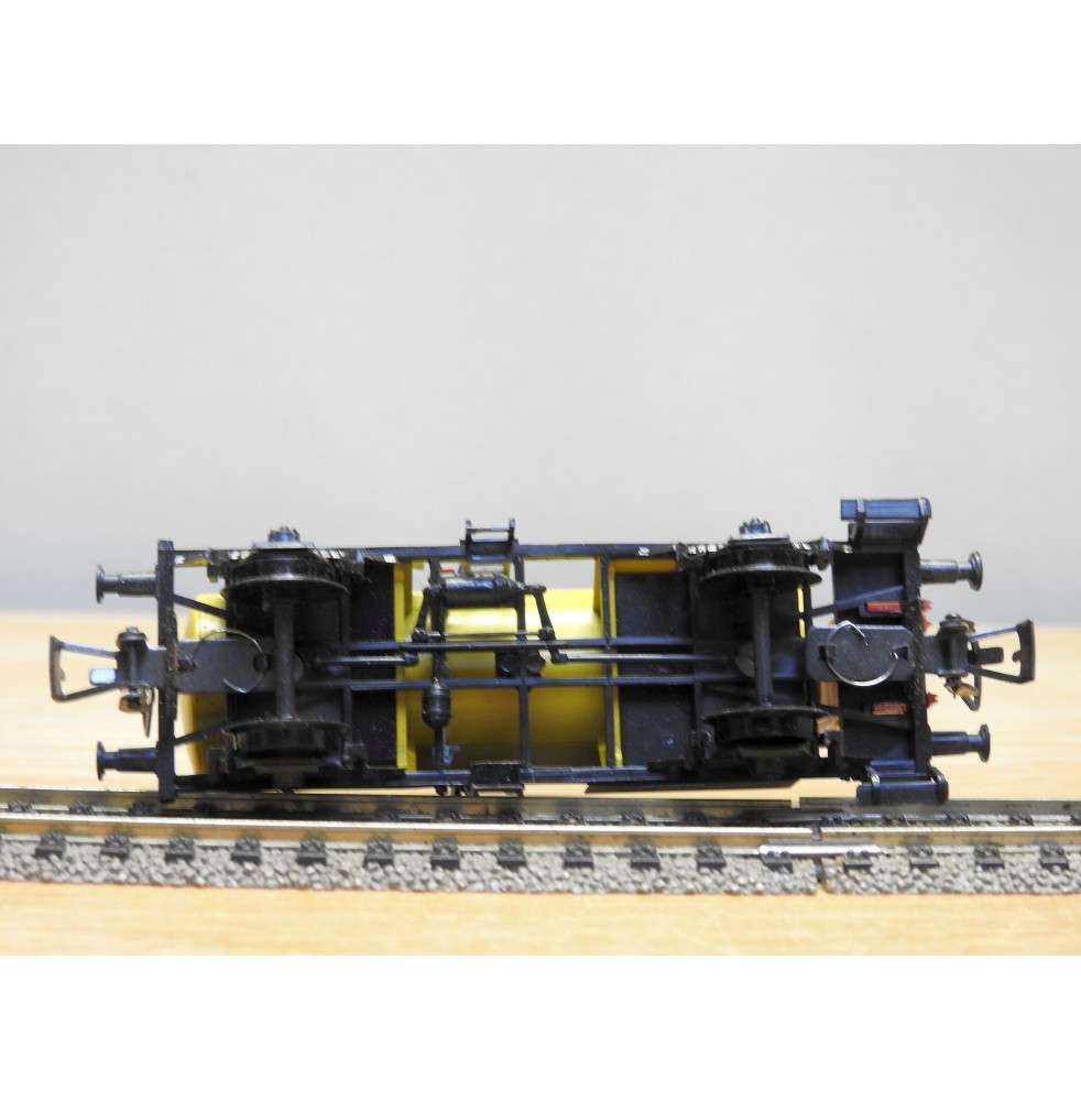 Wagons marchandises 0 O: 462 Wagon Citerne Shell DR avec guerite metal